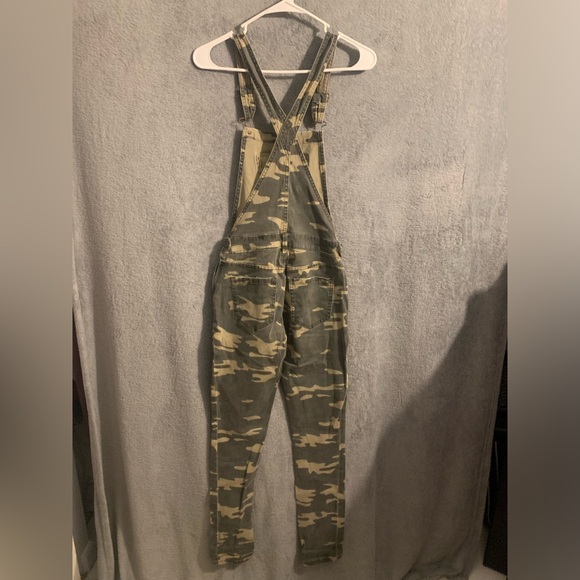 Forever 21 women’s Camo print overalls size 0 Like new condition offers welcome! - Picture 2 of 6